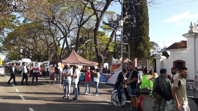 Transportistas de discapacitados protestan en la Quinta de Olivos: Piden que el presidente "cumpla su palabra"
