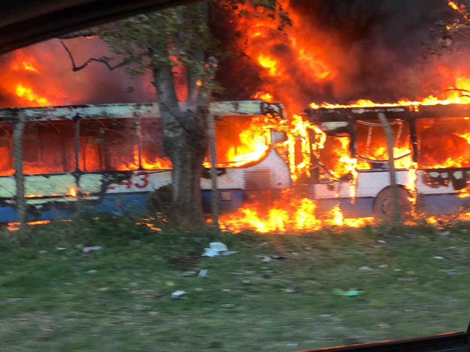 Incendio de colectivos de Expreso Lomas, la empresa que está en conflicto y redujo el servicio