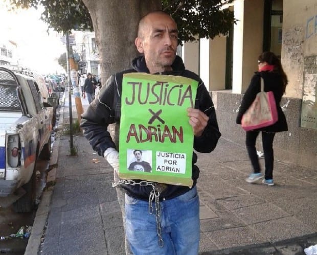 Quilmes: Lleva 20 días encadenado pidiendo justicia por su hijo