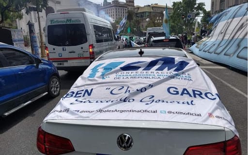 Caravana de trabajadores municipales desde Avellaneda hasta el Obelisco en rechazo a la precarización laboral