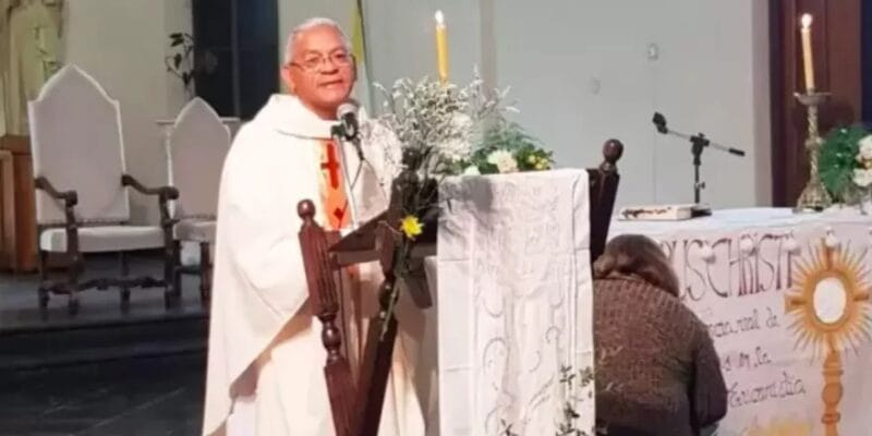 Apareció el Padre Enrique de Maipú: Aseguró que le decían "venezolano muerto de hambre" y dijo que no debe plata