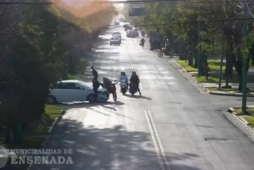 Ensenada: Auto chocó a moto que venía haciendo “willy”