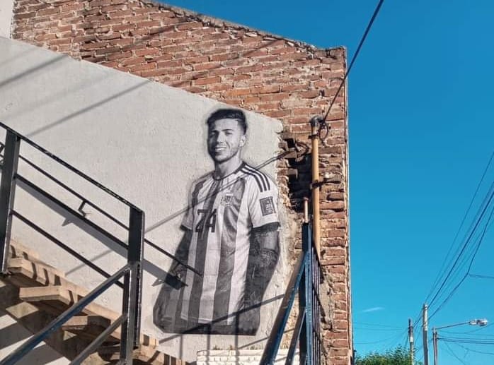 Enzo Fernández, revelación del mundial y mejor jugador joven, tiene su mural en San Martín