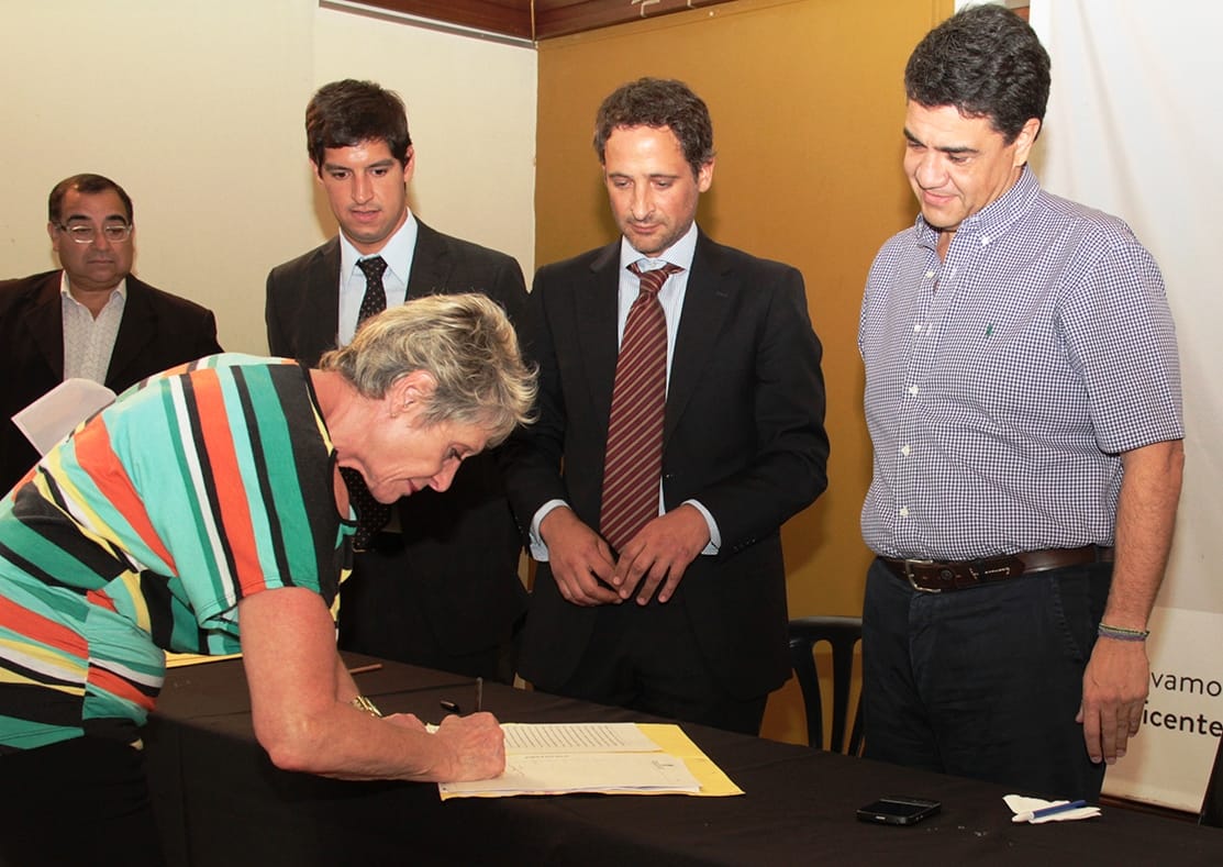 Jorge Macri entregó escrituras gratuitas a familias de Vicente López 