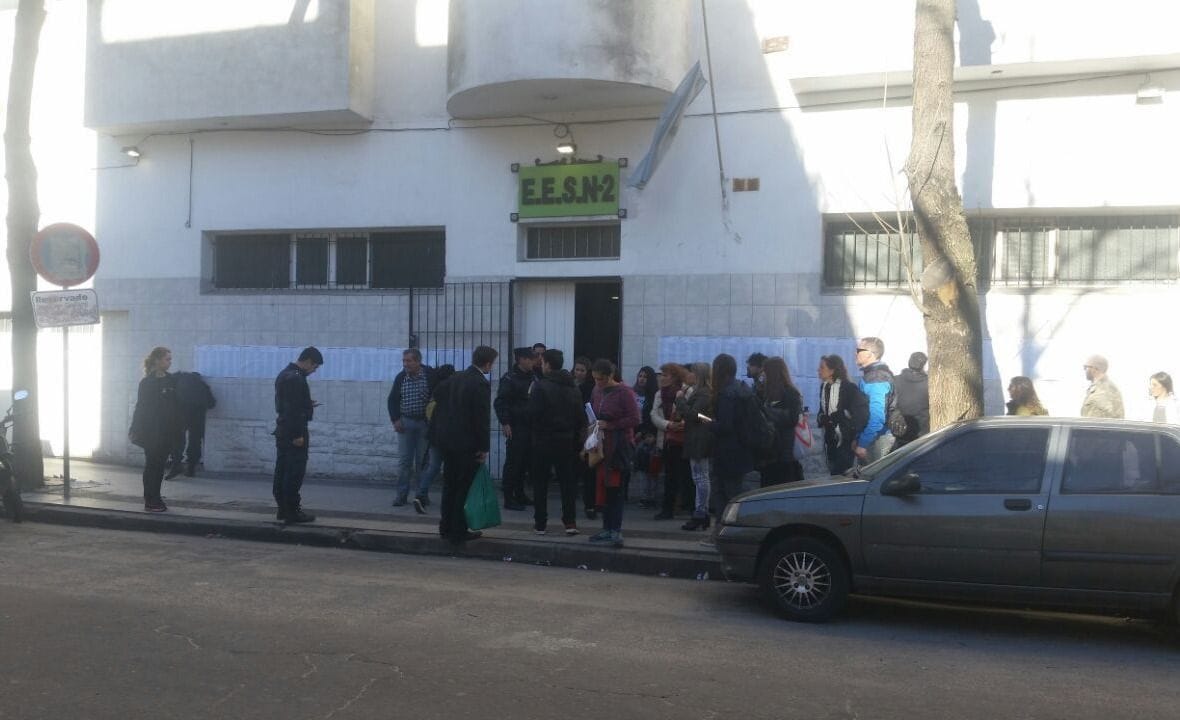 Mar del Plata: Por una amenaza de bomba, evacuaron la escuela que dirigía el intendente Arroyo