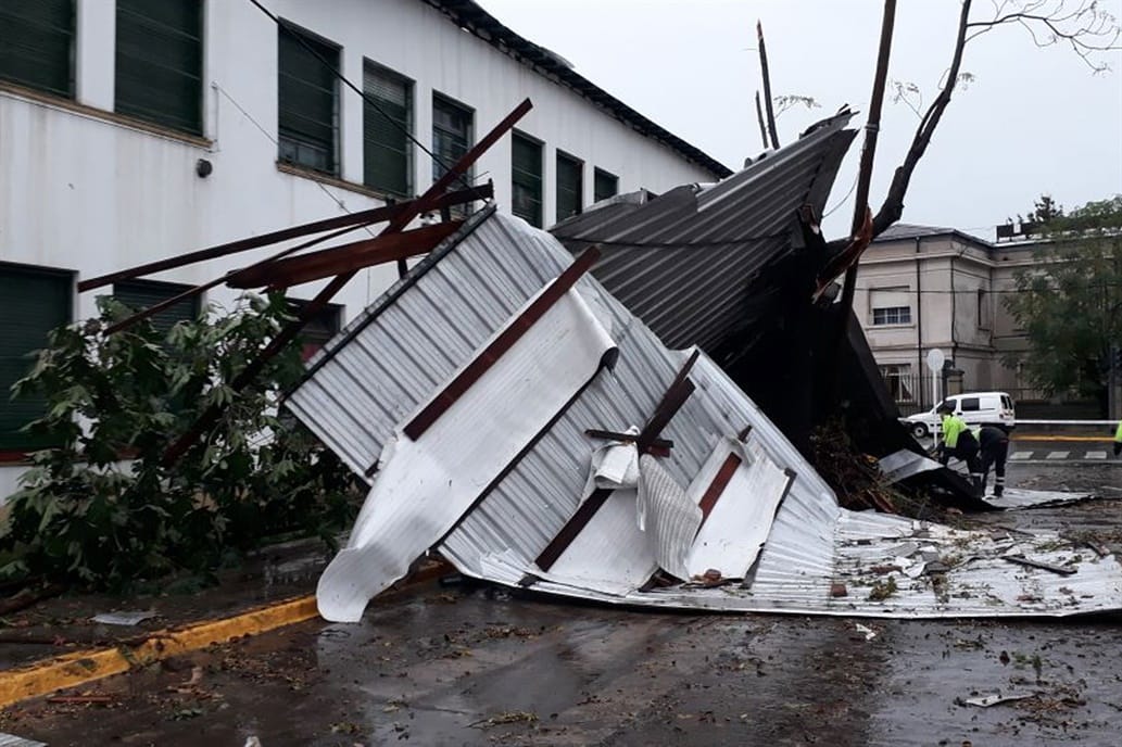 Morón: La #tormenta provocó la voladura del techo de una escuela en El Palomar