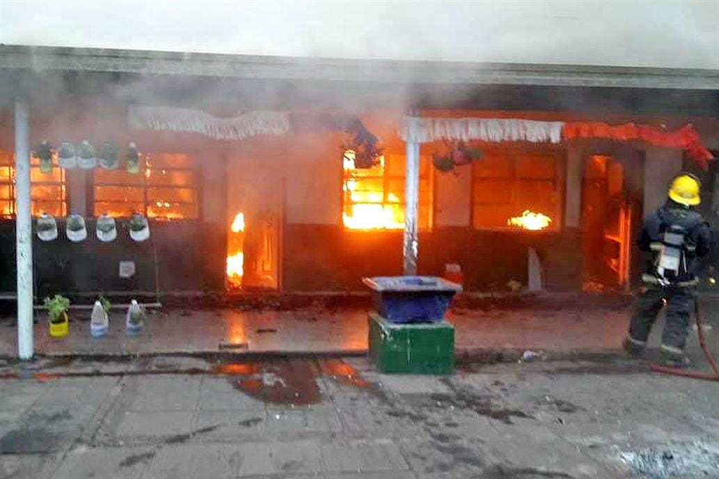 Incendio intencional en escuela de Berazategui