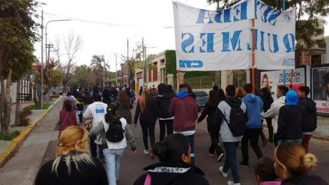 Docentes protestaron por la invasión de ratas en una escuela de Bernal