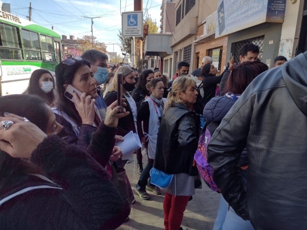 Escuelas sin gas en Quilmes: Padres y docentes marcharon al Consejo Escolar