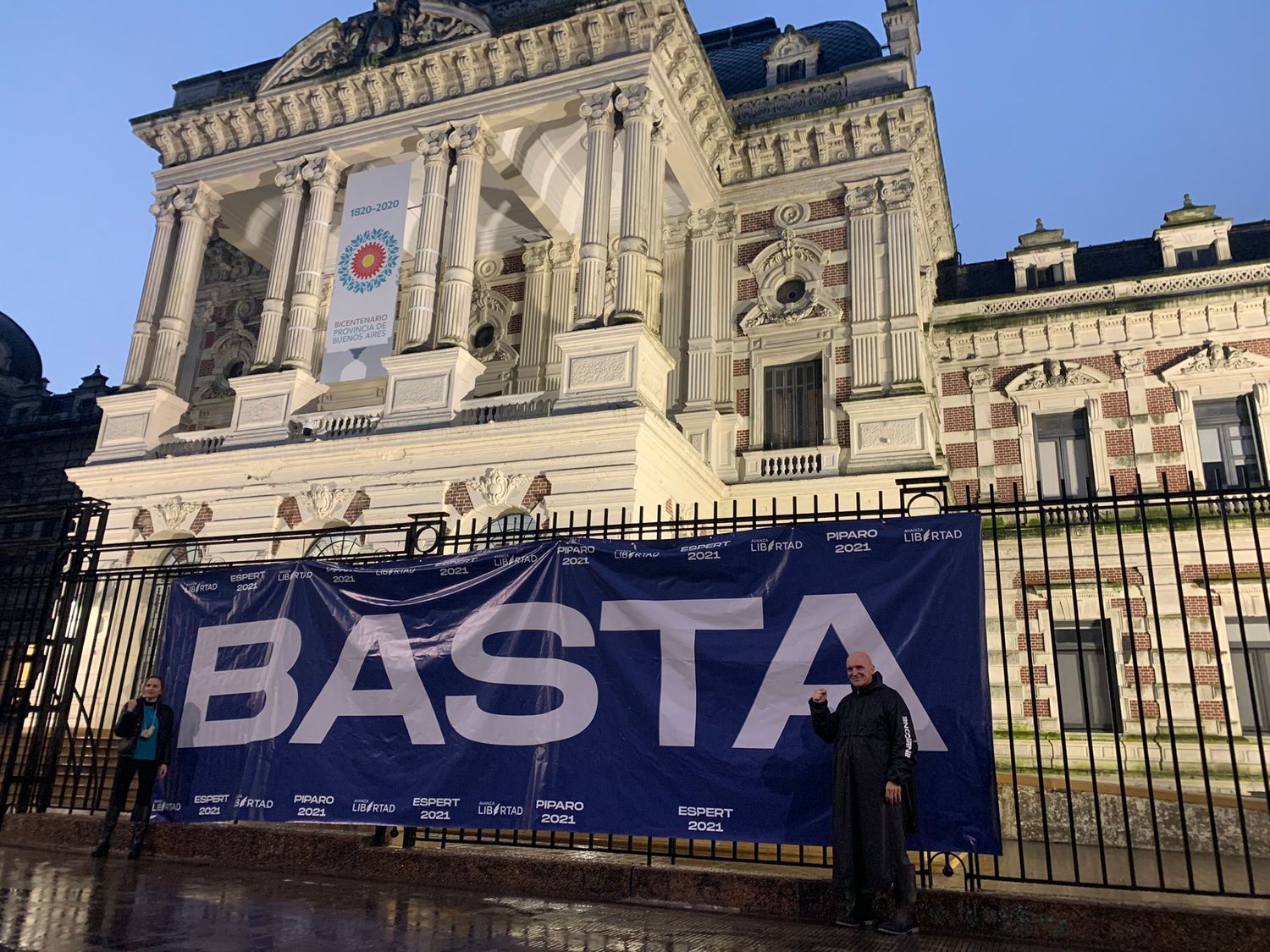Cierre de campaña: Espert concluyó su caravana con cartel gigante de "Basta" en la sede de Gobernación