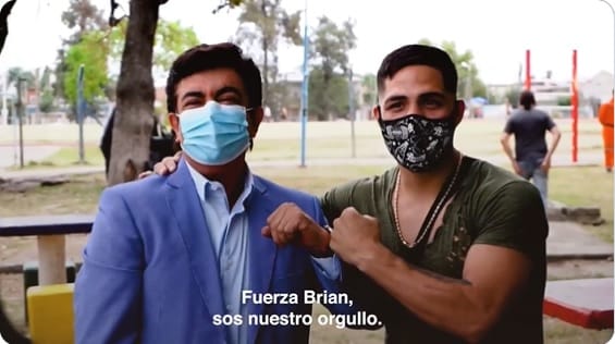 Fernando Espinoza volvió a copar la transmisión de la pelea Castaño- Charlo con publicidad de su gestión en La Matanza