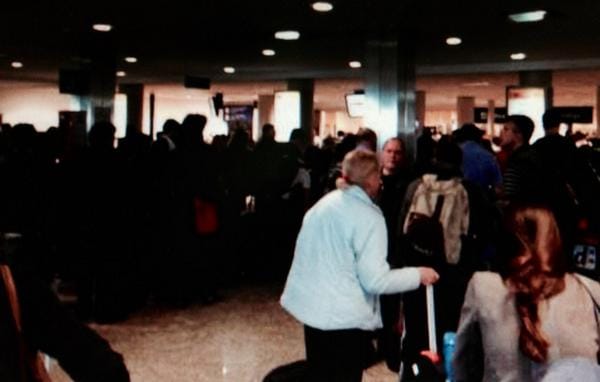 Estampida de pasajeros en Ezeiza tras demoras por paro de aduanas