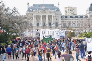 Estatales y judiciales bonaerenses se movilizaron por la reapertura de paritarias en La Plata