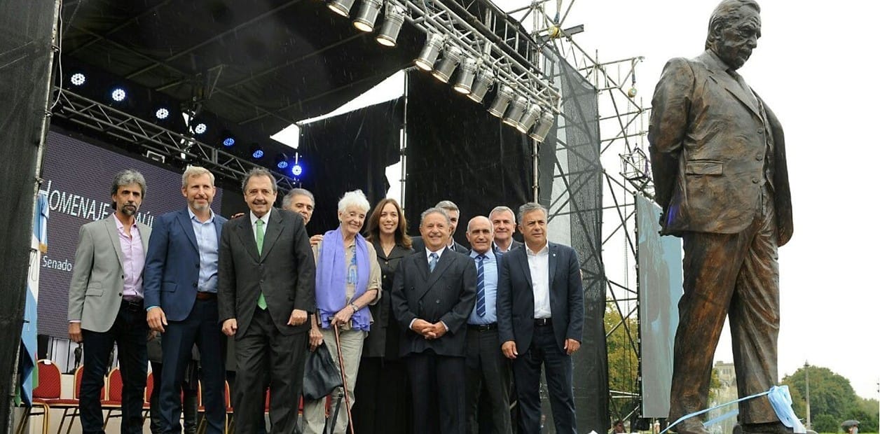 #UnBronceParaAlfonsín Imágenes de la inauguración del monumento a Raúl Alfonsín en La Plata