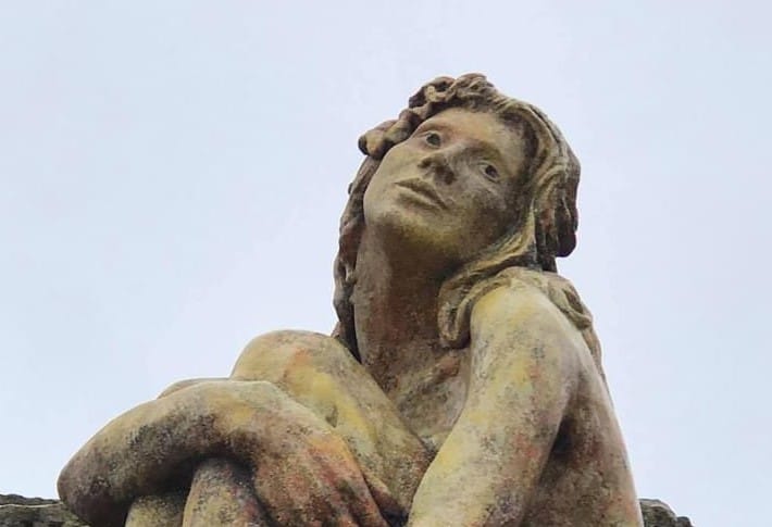 Mar del Plata: Aseguran que la misteriosa estatua se llama “Marianita” y que hay más