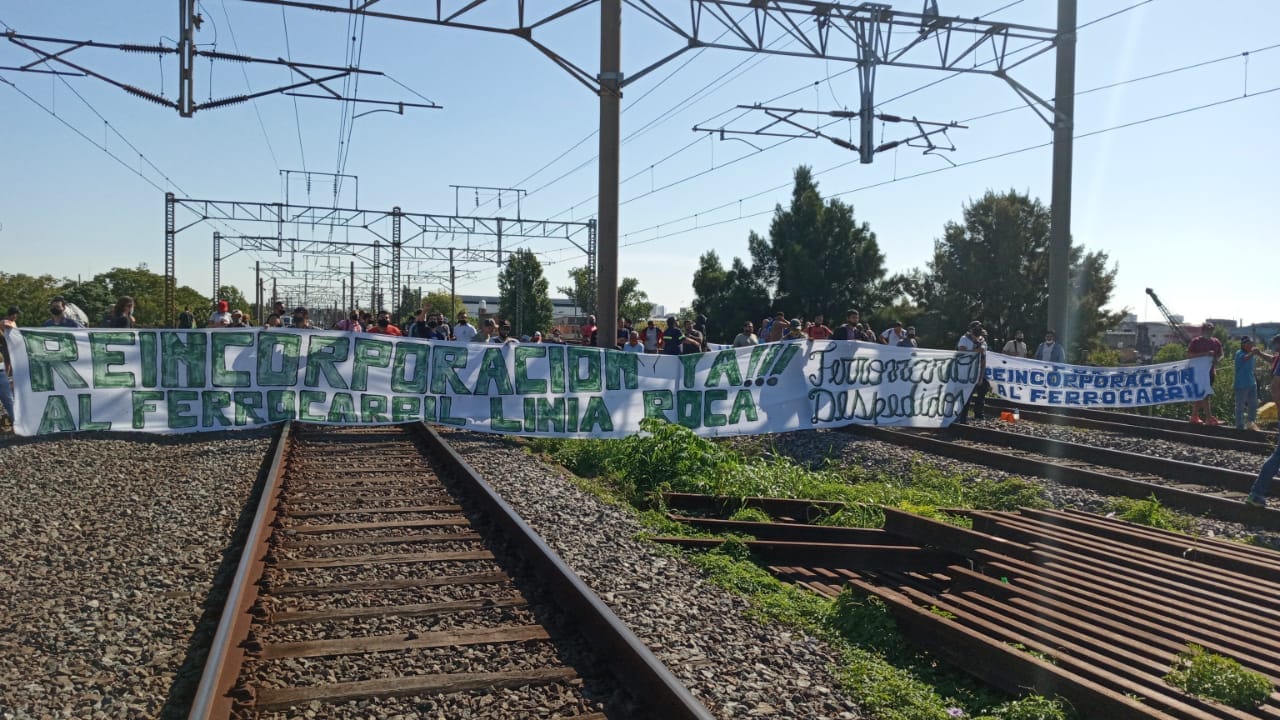 Caos por dos cortes de vías de trabajadores despedidos del Tren Roca en Florencio Varela y Avellaneda