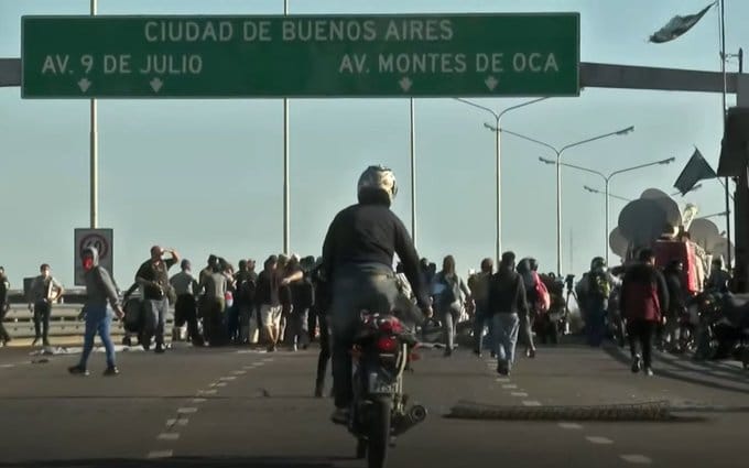 Caos de tránsito en Avellaneda: Corte total en el Puente Pueyrredón por una protesta en reclamo de ayuda social