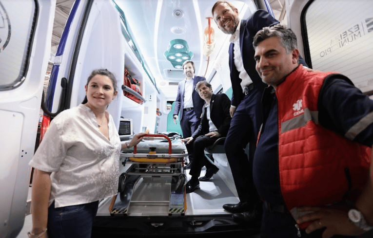 Kicillof en Ezeiza: Junto a Granados recorrieron las obras del Hospital Eurnekian y presentaron 11 ambulancias