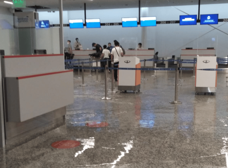 Temporal en Ezeiza: El aeropuerto sufrió algunos daños en el techo y hubo filtraciones