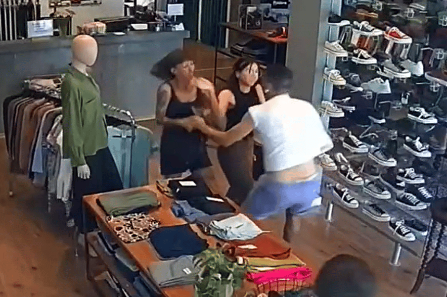 Video: Empleadas echaron a patadas a ladrón que simulaba ser cliente y robaba ropa en una tienda de Ezeiza