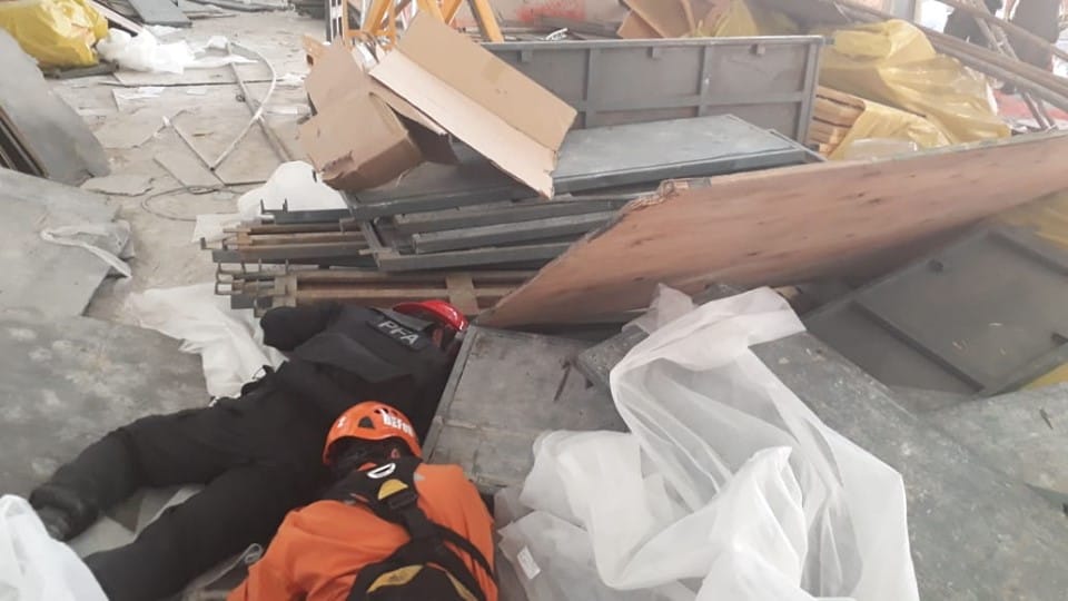 Derrumbe en las obras del aeropuerto de Ezeiza: Las imágenes de la policía en pleno rescate