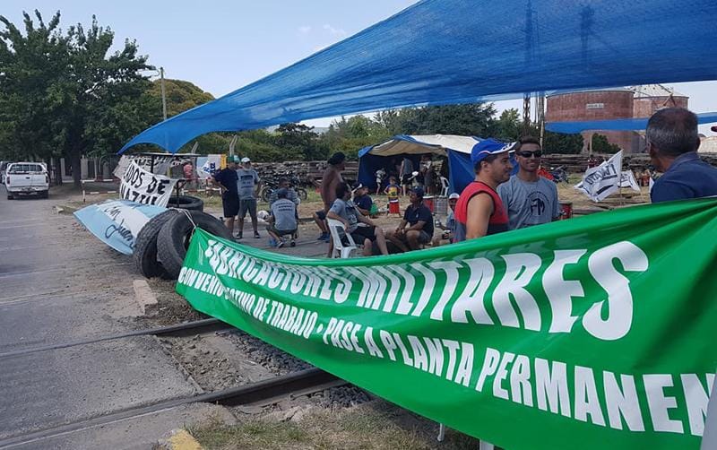 Extrabajadores de Fanazul cortaban las vías en Azul reclamo de la reapertura de la fábrica