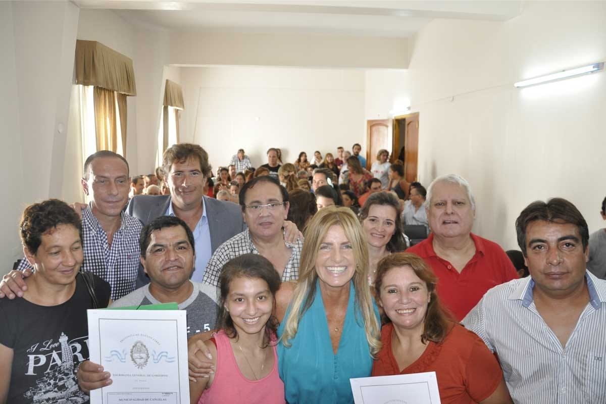 Marisa Fassi entregó escrituras a vecinos de Cañuelas