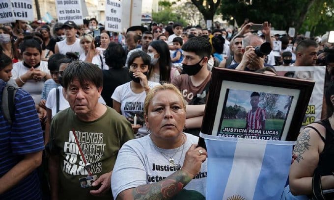 Dolor durante la marcha por el joven de Florencio Varela asesinado en Barracas: "Sus armas eran unos botines"
