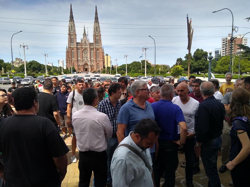 La Plata: Protesta frente a la municipalidad por el cese de contratos