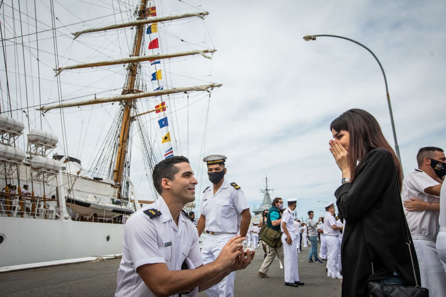La Fragata Libertad llegó a Mar del Plata: Emoción en el reencuentro con tripulantes y hasta hubo un pedido de casamiento