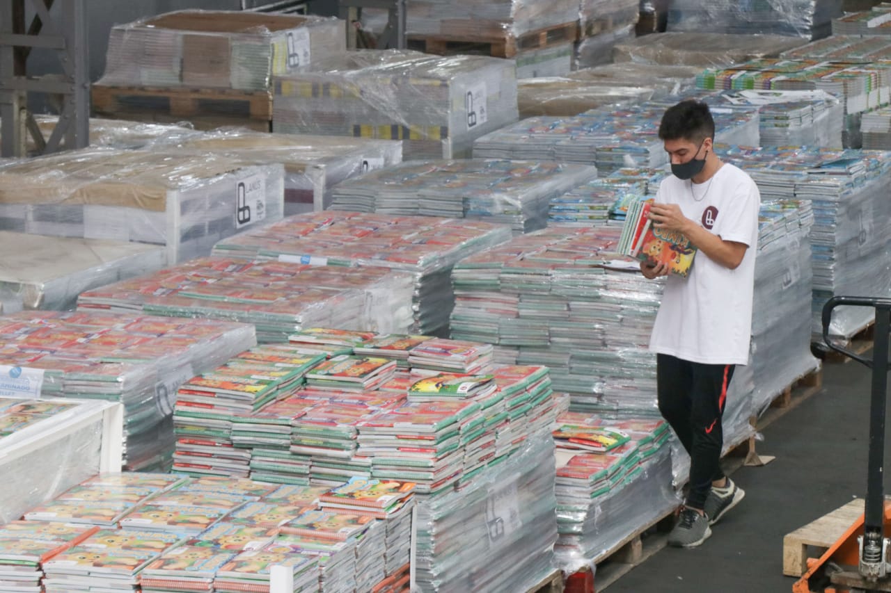 Lanús: Finalizó la entrega de 27 mil manuales a estudiantes de escuelas primarias