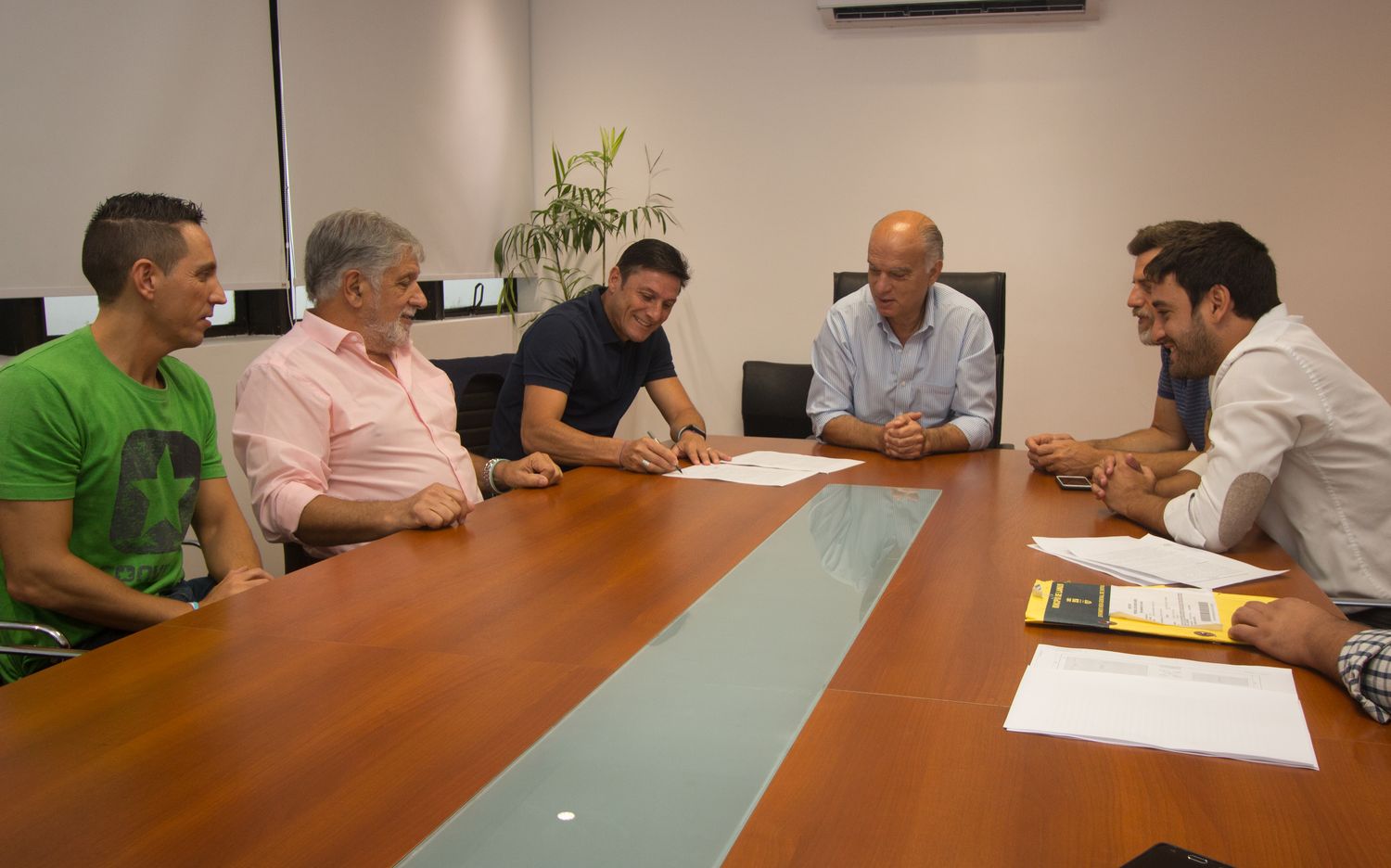 Lanús: Grindetti y Pupi Zanetti firmaron convenio para construir un polideportivo en Remedios de Escalada