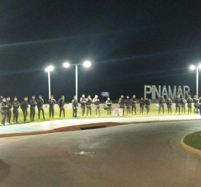 En Pinamar hubo un fuerte operativo policial para impedir que los turistas recibieran el año en la playa