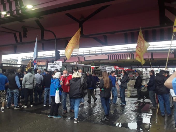 Trabajadores de la Línea 60 de colectivos cortaron Puente Saavedra y denuncian una "ola de despidos" en la empresa