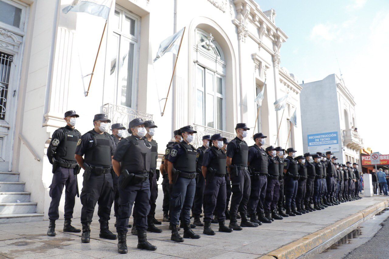 Mientras Juntos reclama el traspaso de la Policía Local, dos municipios del PJ sumaron casi 100 agentes de la Bonaerense 