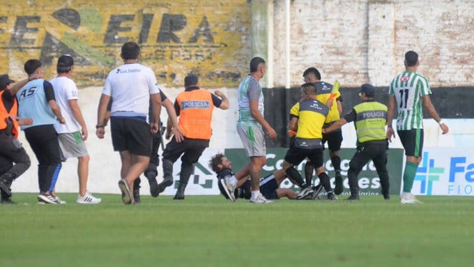 Batalla campal en el estadio de Villa Mitre en Bahía Blanca: Le pegaron al árbitro y los jugadores terminaron detenidos