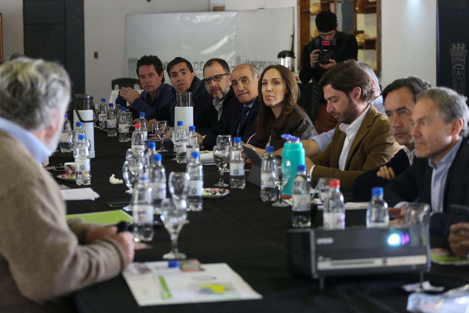 Mientras los docentes marchan en La Plata, Vidal reunió al gabinete provincial en Rojas