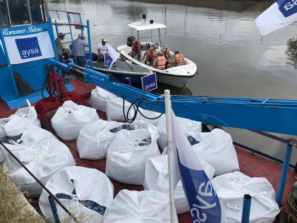 Coronavirus: Frente a la pandemia, AySA distribuye en barco agua potable en el Delta