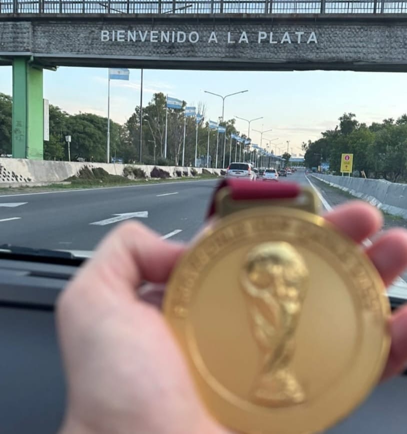 La medalla llegó a La Plata: El jugador argentino Juan Foyth arribó al municipio