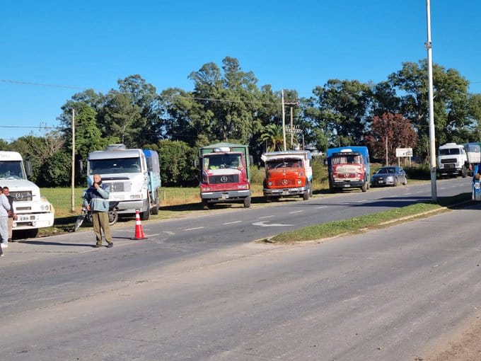 Transportistas cerealeros protestan en una ruta provincial: "Tener camión es el peor negocio que hay en la Provincia" 