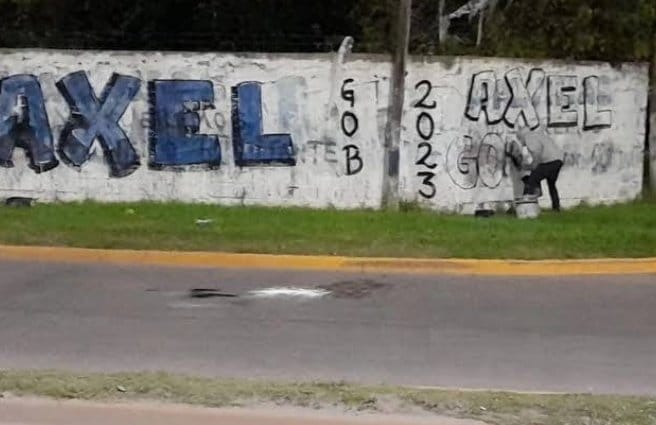 "Axel gobernador 2023": En La Plata aparecieron pintadas pidiendo la reelección de Kicillof en la Provincia de Buenos Aires