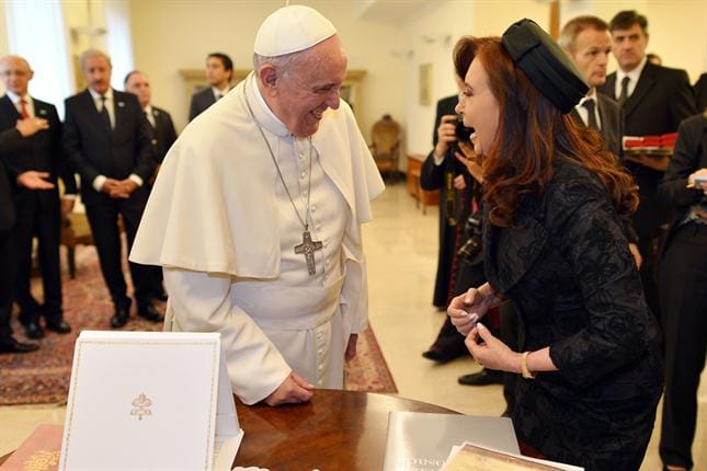 Con el tobillo esguinzado, Cristina visitó al Papa Francisco en el Vaticano