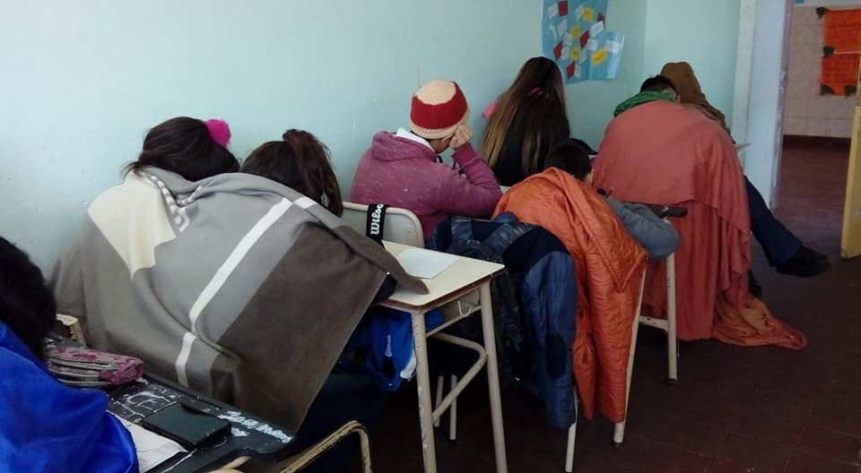Alumnos de Mar del Plata van a clases con frazadas: En la escuela no hay ventanas ni calefacción