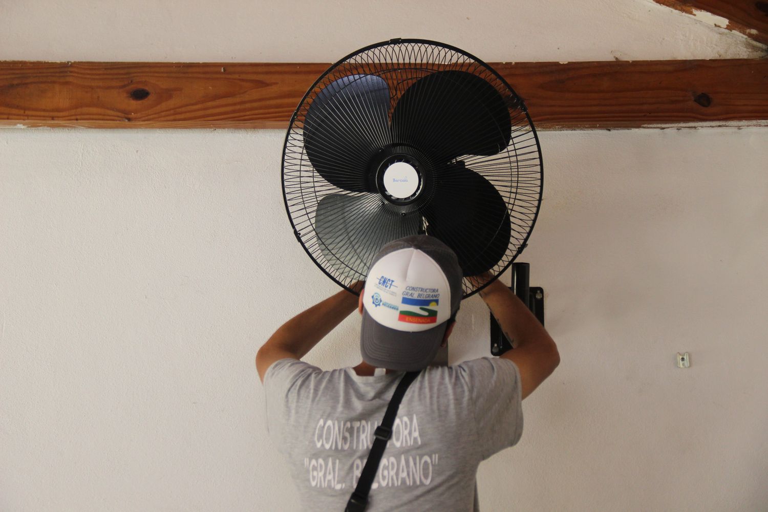 Secco presentó los "ventiladores de última tecnología" para escuelas de Ensenada y en las redes no lo perdonaron
