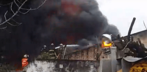 Voraz incendio en pañalera de Luis Guillón: Evacuaron a los vecinos pero el fuego ya fue controlado