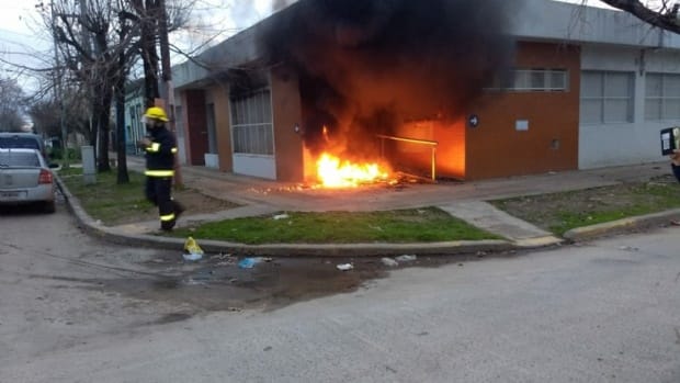 Cansados del tarifazo y los cortes de luz, vecinos incendiaron oficinas de Edesur en San Vicente