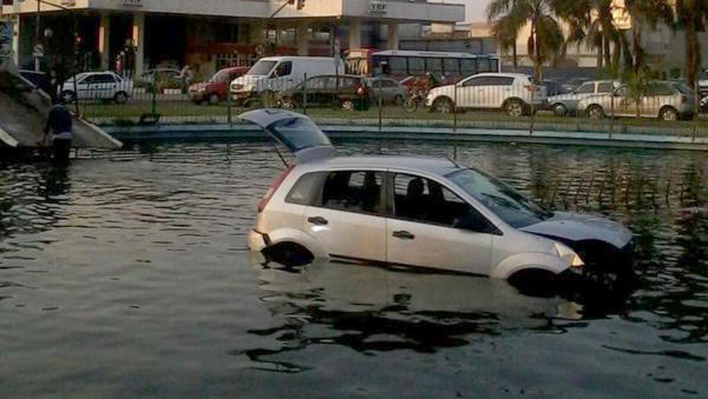 Increíble: Otra vez un auto terminó dentro de una fuente en La Plata