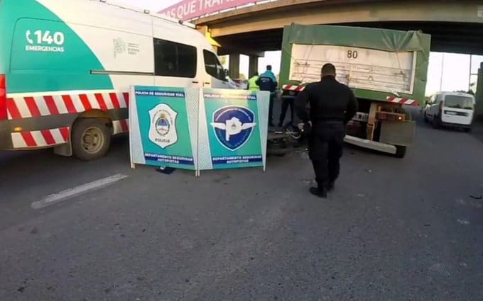 Berazategui: Un motociclista murió tras chocar con un camión detenido en la autopista Buenos Aires- La Plata