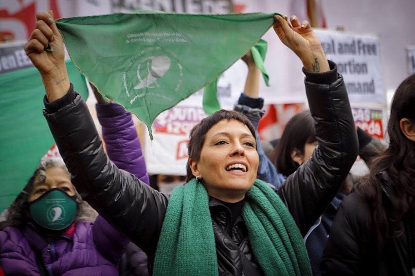 Mayra Mendoza protestó en la embajada de Estados Unidos para repudiar el fallo de la justicia contra el aborto
