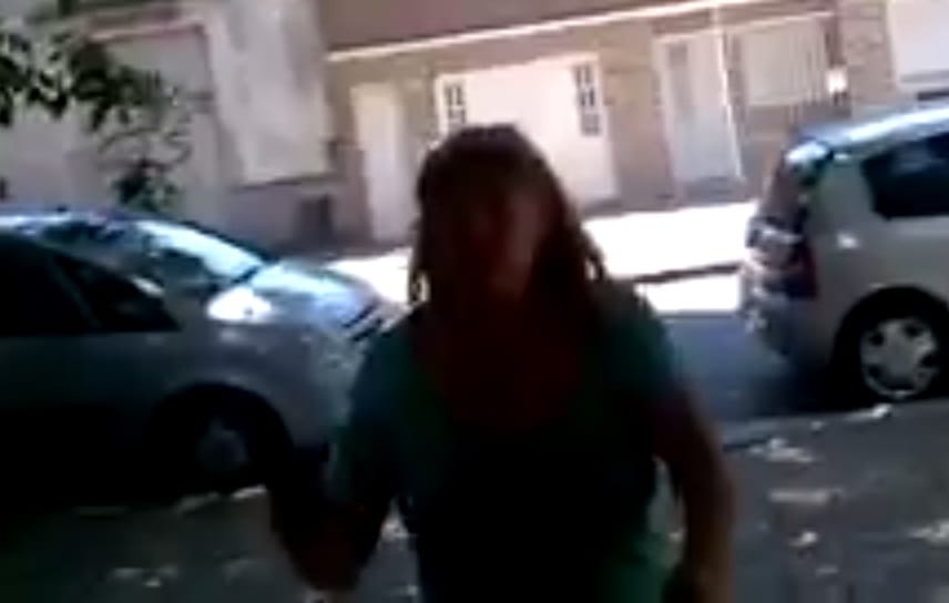 La Plata: Estacionó en un garage, la denunciaron y atacó con gas pimienta